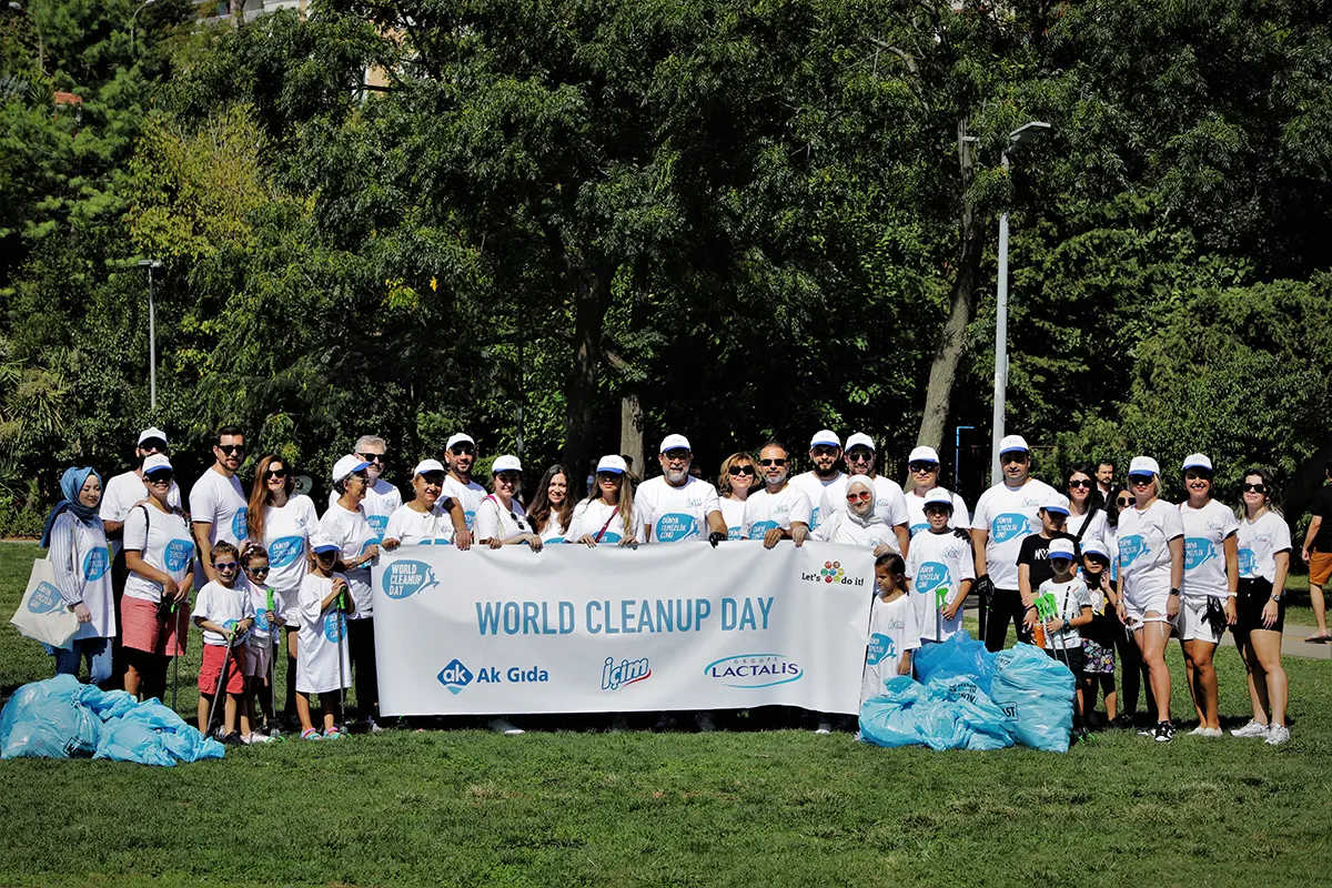 Ak Gıda-Içim Süt Volunteers Support Global Environmental Cleanup Movement